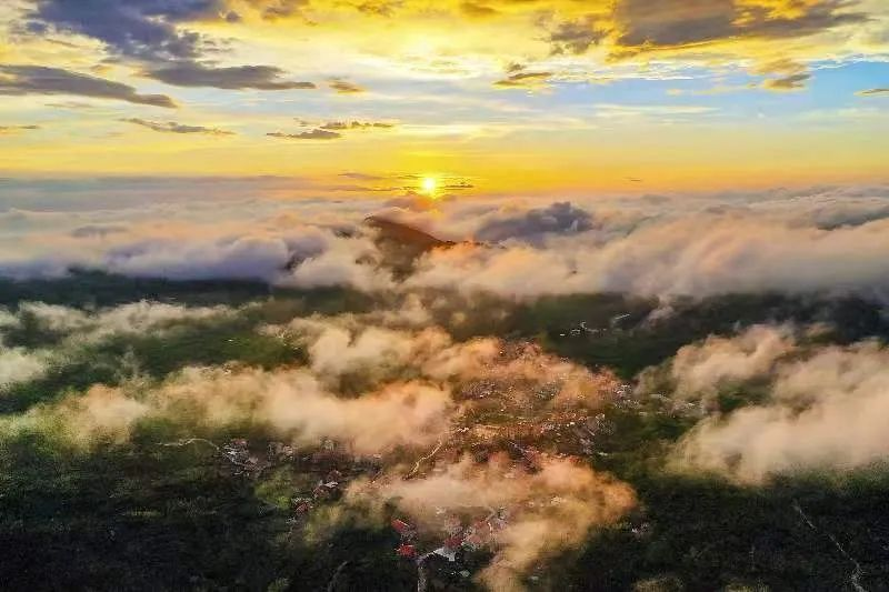 圖為云霧繚繞的軍營(yíng)村，群山盡翠，紅瓦掩映。廈門(mén)市委宣傳部供圖