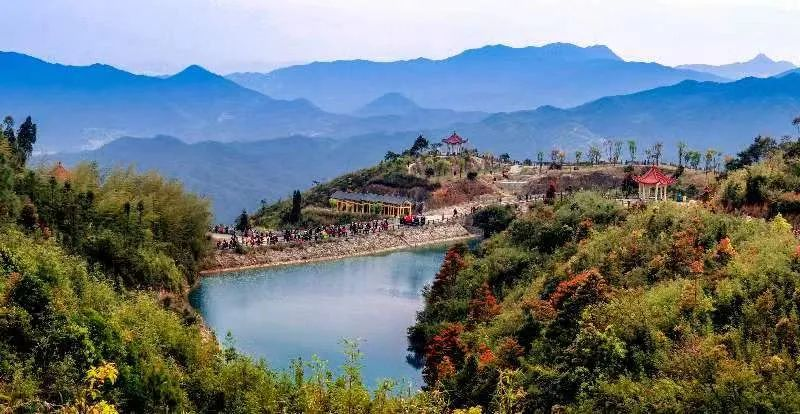 圖為游客們到軍營(yíng)村七彩池欣賞美景。廈門(mén)市委宣傳部供圖