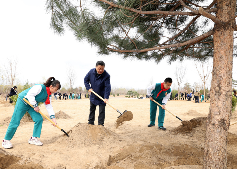 2022年3月，習(xí)近平總書記來到北京市大興區(qū)黃村鎮(zhèn)參加首都義務(wù)植樹活動(dòng)，同大家一起植樹。新華社記者 黃敬文 攝