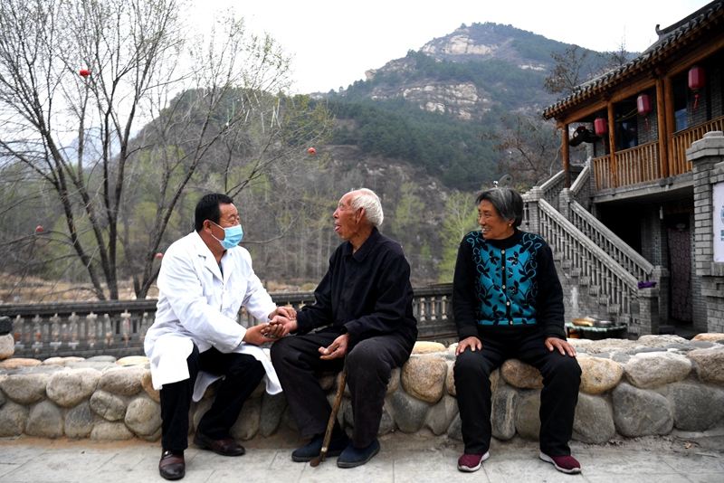 2020年4月15日，在河北阜平縣龍泉關(guān)鎮(zhèn)駱駝灣村，村醫(yī)霍建國為村民把脈。