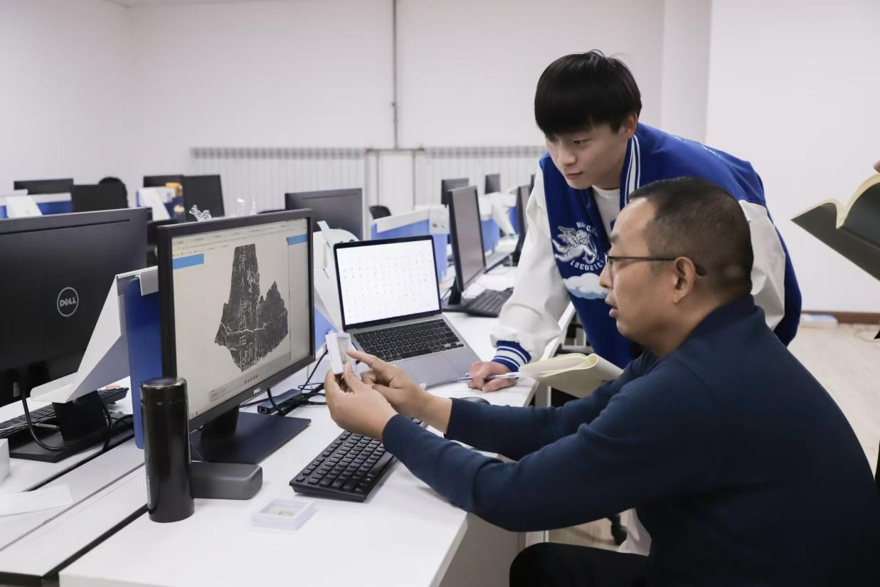 安陽師范學(xué)院甲骨文信息處理教育部重點(diǎn)實(shí)驗(yàn)室，劉永革正在給學(xué)生講甲骨文。受訪者供圖