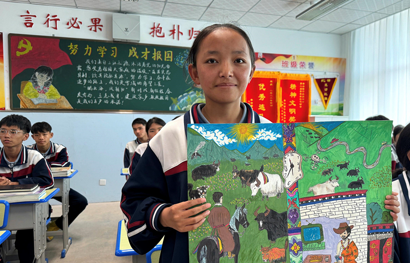 果洛西寧民族中學學生尼東拉毛在主題思政課上展示表現現代化家鄉(xiāng)的作品。