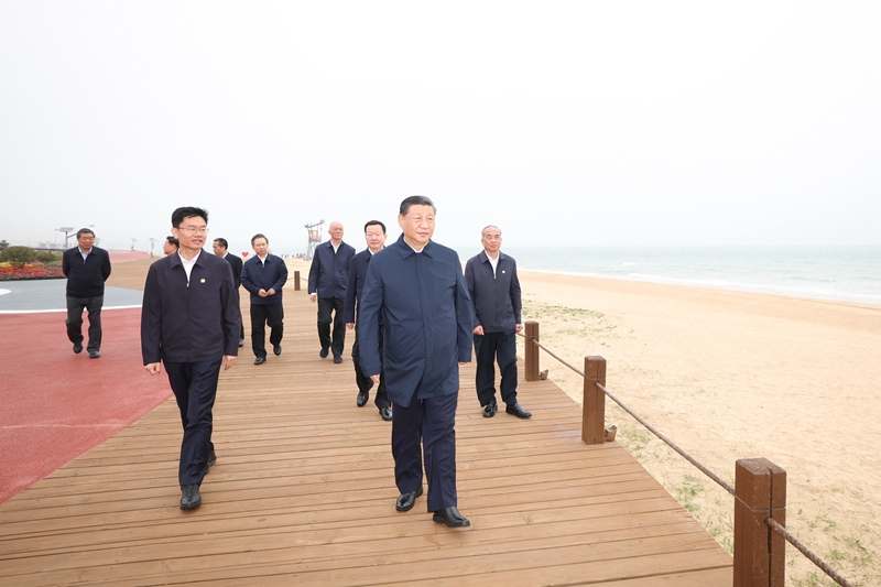2024年5月22日，習近平總書記在山東日照陽光海岸綠道考察。