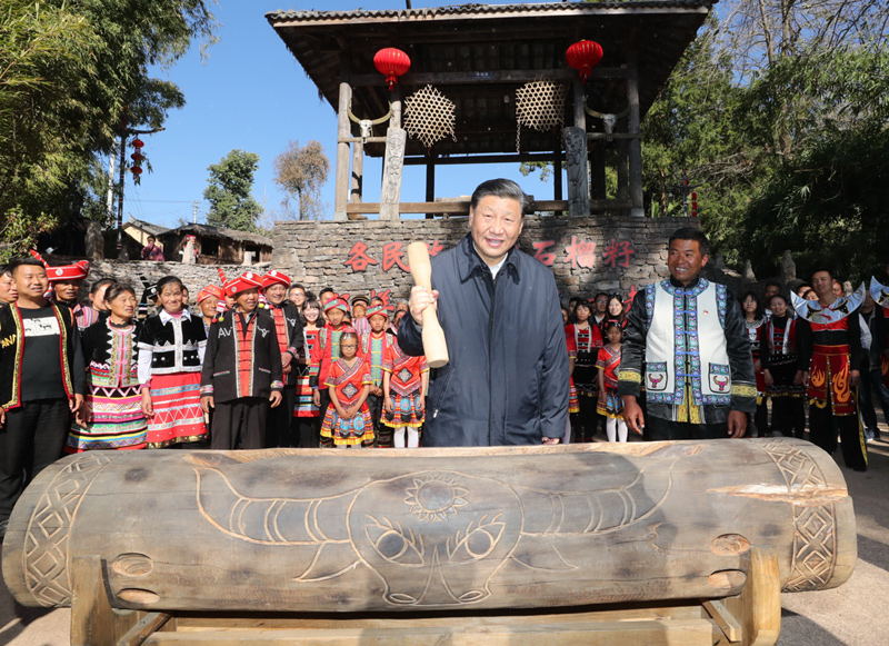 2020年1月19日，習(xí)近平總書記在云南省騰沖市清水鄉(xiāng)三家村中寨司莫拉佤族村廣場上，敲響三聲佤族木鼓，祝福來年風(fēng)調(diào)雨順、國泰民安。