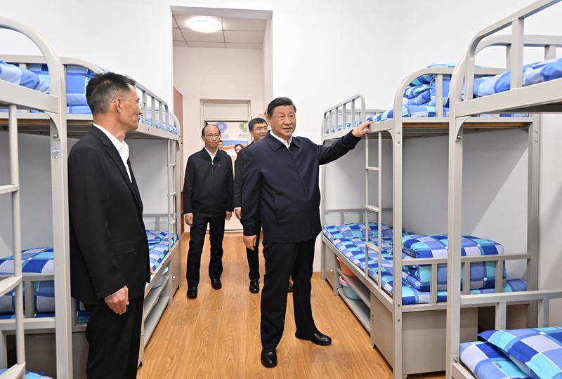 2024年6月18日下午，習近平總書記在青海果洛西寧民族中學宿舍樓察看學生住宿條件。