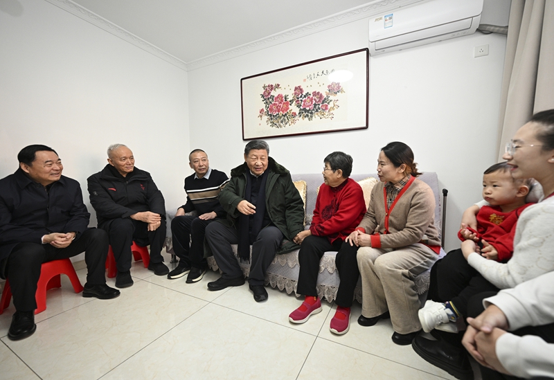 2025年1月23日上午，習近平總書記在遼寧沈陽大東區(qū)長安街道長安小區(qū)考察時，走進居民郎素蘭家中看望。