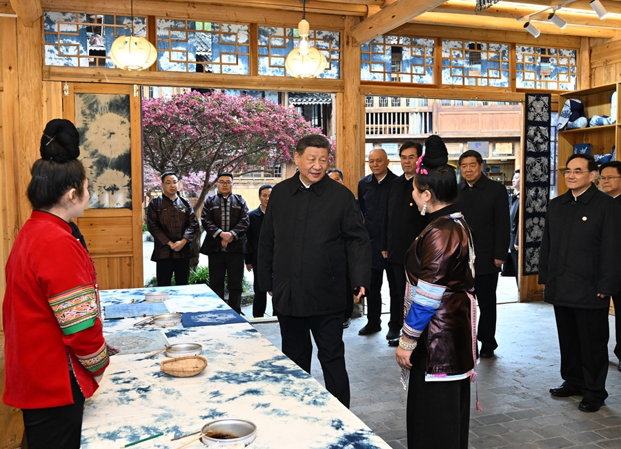 2025年3月17日下午，習(xí)近平在黔東南州黎平縣肇興侗寨侗鄉(xiāng)特色產(chǎn)業(yè)基地考察。新華社記者 謝環(huán)馳 攝
