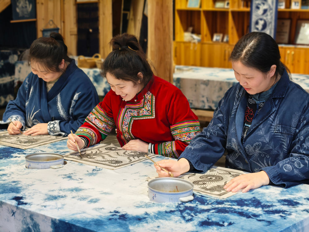 2025年3月14日，村民在肇興侗寨內(nèi)制作蠟染。圖片來源：新華社