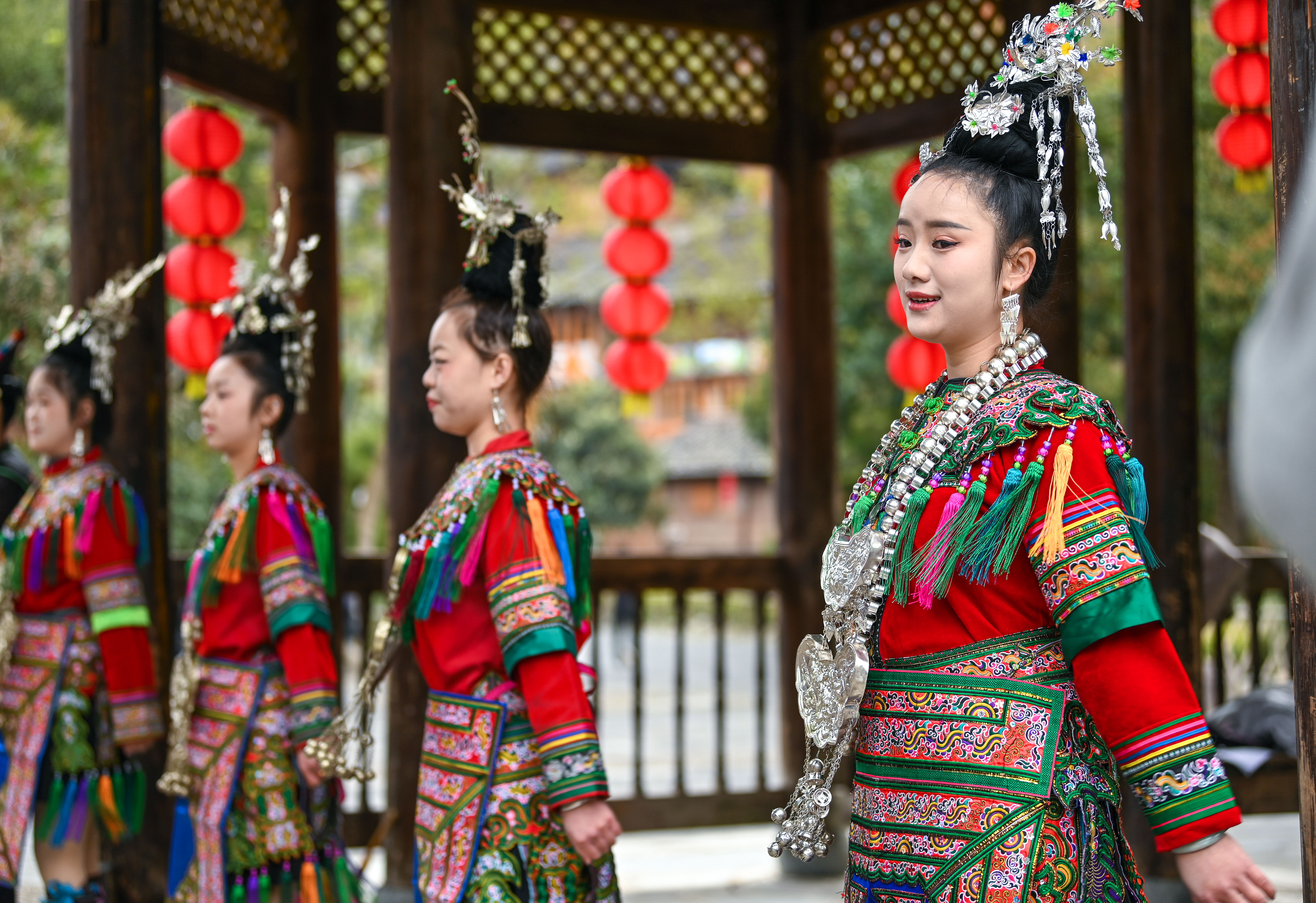  2025年3月18日，侗族群眾在貴州省黎平縣肇興侗寨給游客演唱侗族大歌。