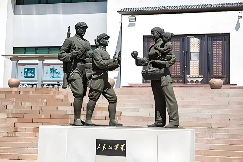 錦州蘋果廉政文化展覽館前的《人民的蘋果》主題雕塑。（由遼沈戰(zhàn)役紀念館供圖）