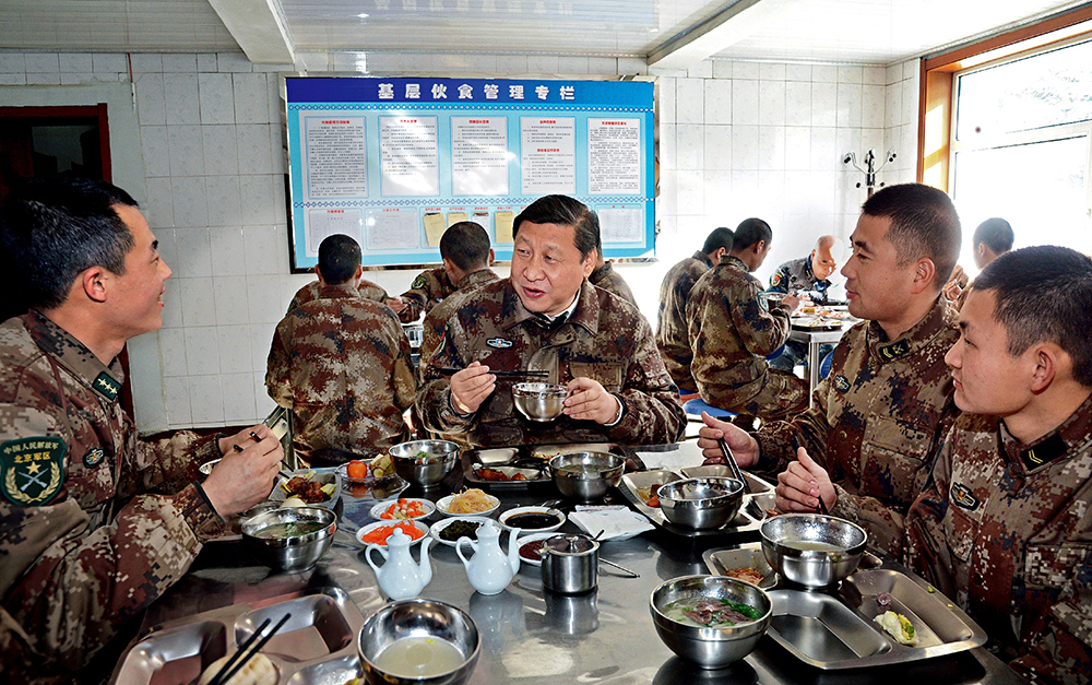 2014年1月26日，習(xí)近平主席專程來到內(nèi)蒙古軍區(qū)邊防某部，親切看望慰問戍邊官兵。這是在連隊(duì)食堂，習(xí)近平主席同戰(zhàn)士們一起用餐。