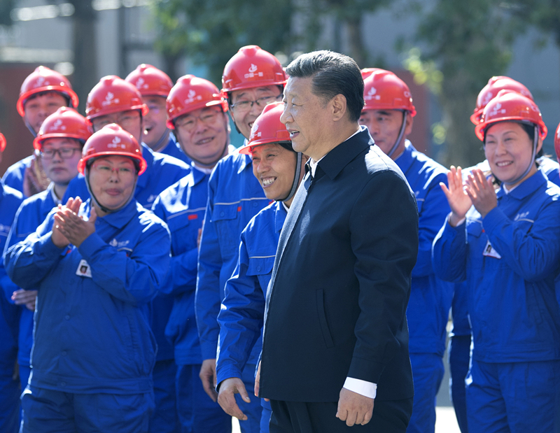 2018年9月26日，在中國一重集團(tuán)，習(xí)近平總書記走到工人中間，同大家親切交流。