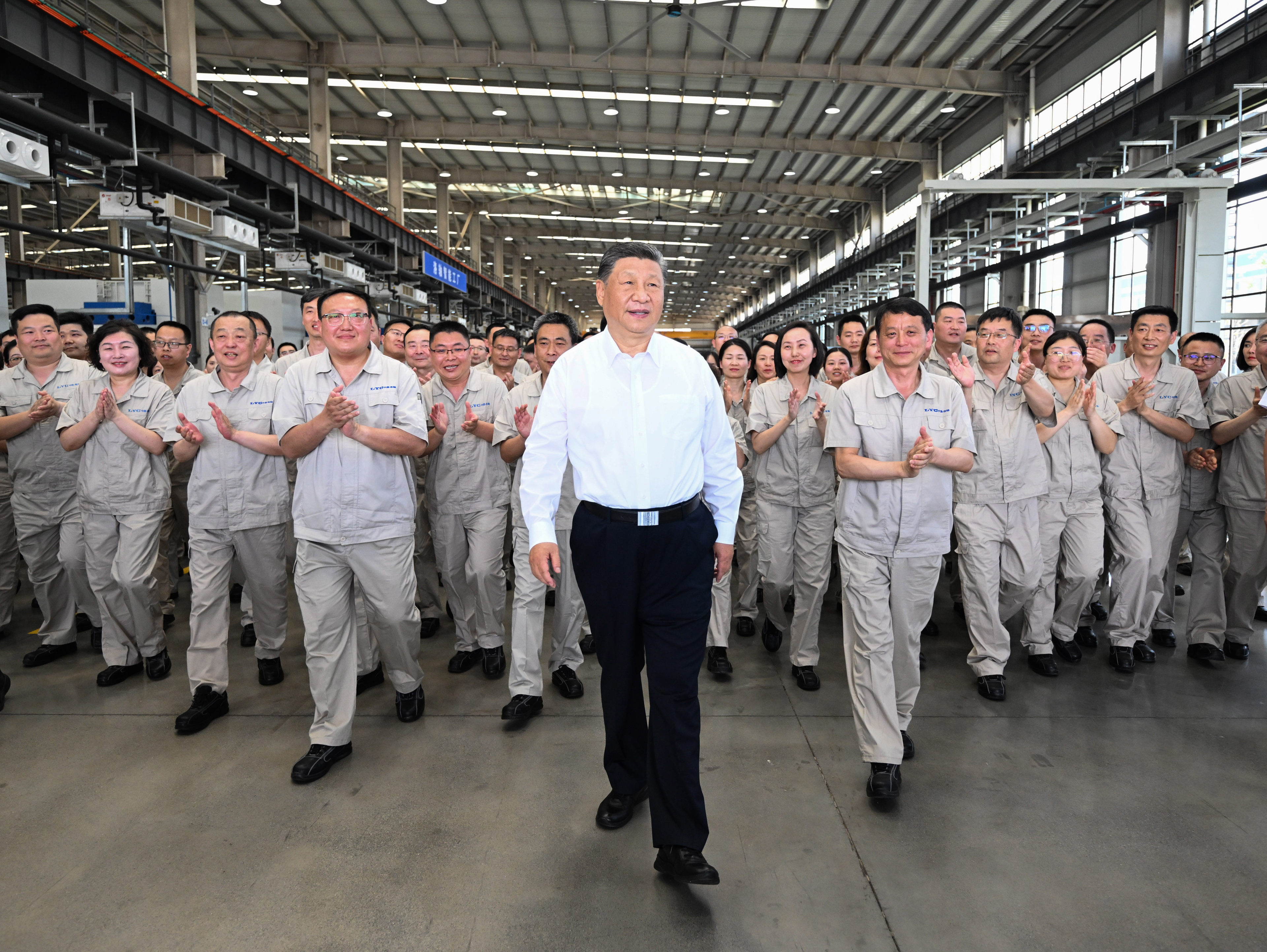 月19日至20日，中共中央總書記、國(guó)家主席、中央軍委主席習(xí)近平在河南考察。這是19日下午，習(xí)近平在洛陽軸承集團(tuán)股份有限公司智能工廠考察時(shí)，同企業(yè)職工在一起。新華社記者 燕雁 攝