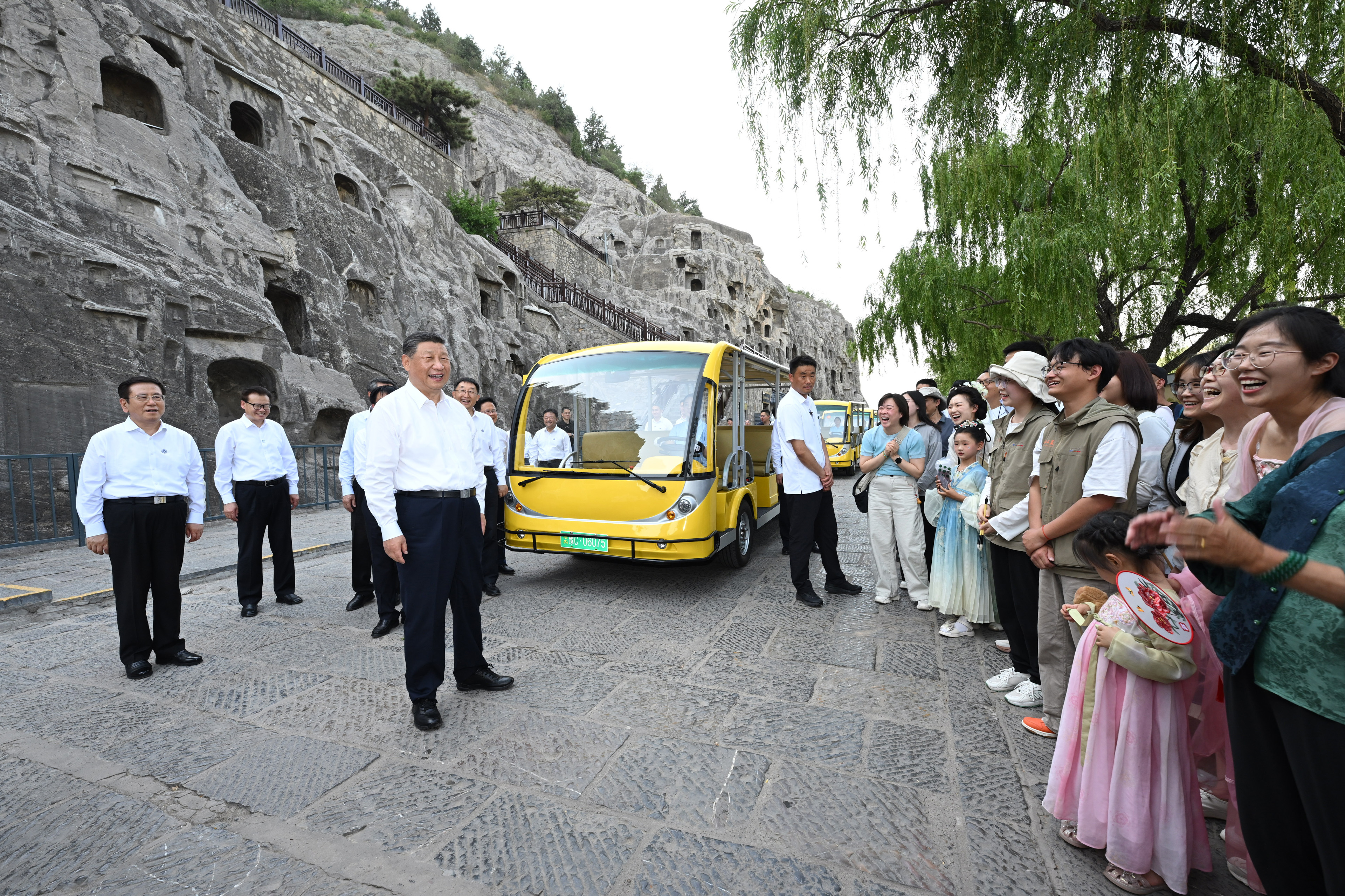 5月19日至20日，中共中央總書記、國(guó)家主席、中央軍委主席習(xí)近平在河南考察。這是19日下午，習(xí)近平在洛陽龍門石窟考察時(shí)，同游客親切交流。新華社記者 謝環(huán)馳 攝