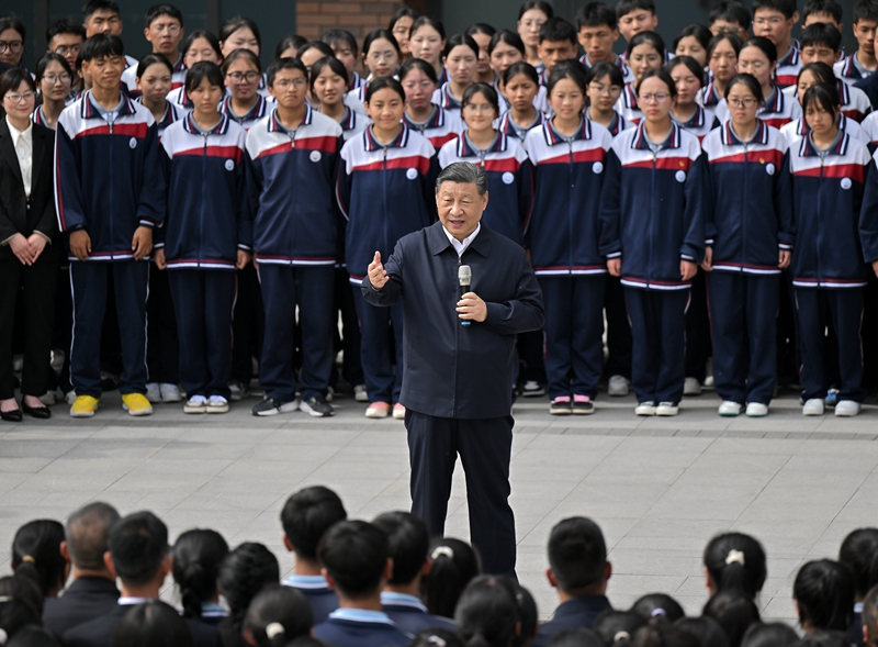 2024年6月18日，習近平總書記在青海果洛西寧民族中學考察時，同師生們親切交流。
