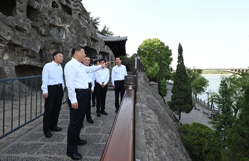 2025年5月19日至20日，中共中央總書記、國(guó)家主席、中央軍委主席習(xí)近平在河南考察。這是19日下午，習(xí)近平在洛陽(yáng)龍門石窟考察。新華社記者 謝環(huán)馳 攝