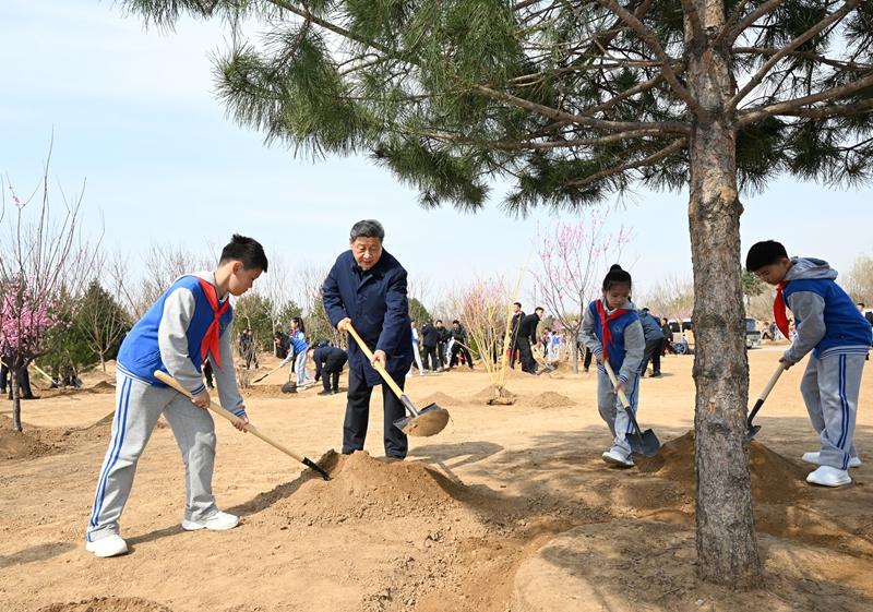 2025年4月3日，習近平總書記來到北京豐臺區(qū)永定河畔參加首都義務(wù)植樹活動。