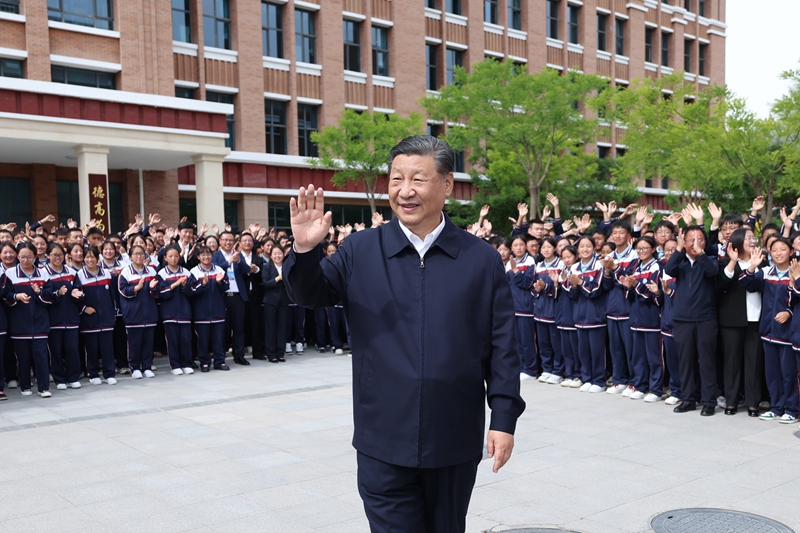 2024年6月18日，習(xí)近平總書記在青海果洛西寧民族中學(xué)考察時(shí)，向師生們揮手致意。