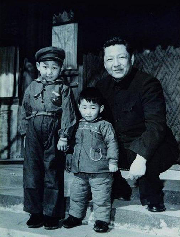 1958年，習(xí)仲勛與兒子習(xí)近平、習(xí)遠平在一起。