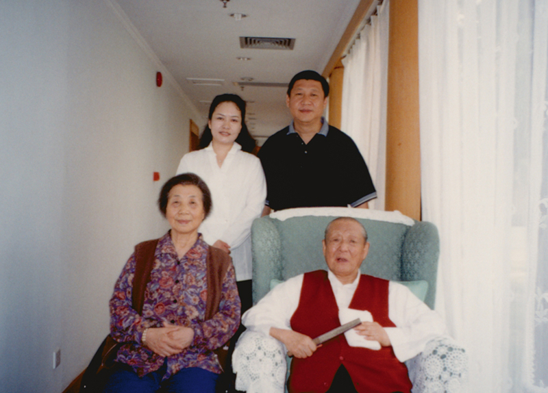 習(xí)近平與夫人彭麗媛同父親習(xí)仲勛、母親齊心的合影。