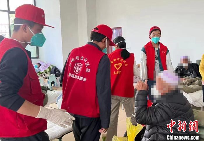 圖為得到妥善安置周到的服務(wù)，患者向志愿者豎起大拇指。　日喀則市委宣傳部供圖