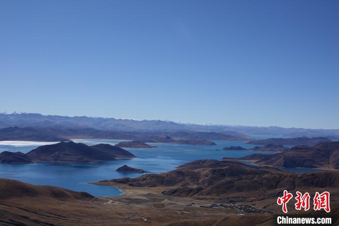 冬日羊卓雍措：湖水湛藍，如詩如畫