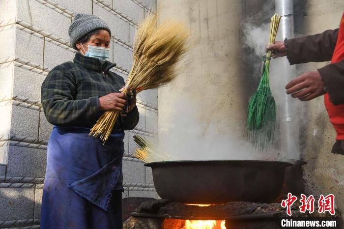 圖為拉薩手藝人制作年貨“羅薩梅朵”?！∝暩聛硭?攝