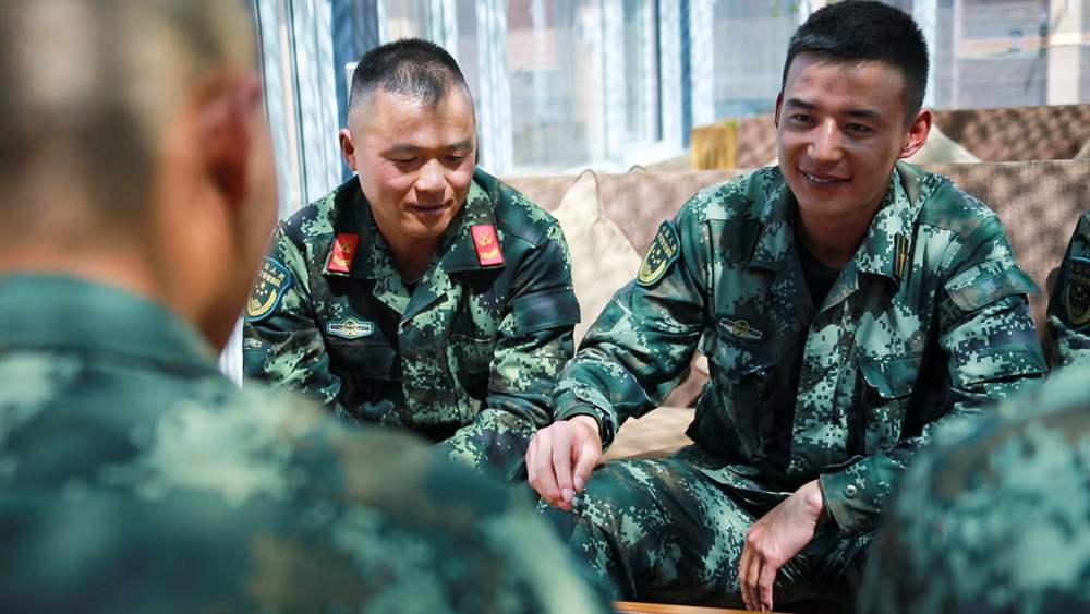 官兵正在陽光棚內(nèi)優(yōu)雅的環(huán)境中下象棋。