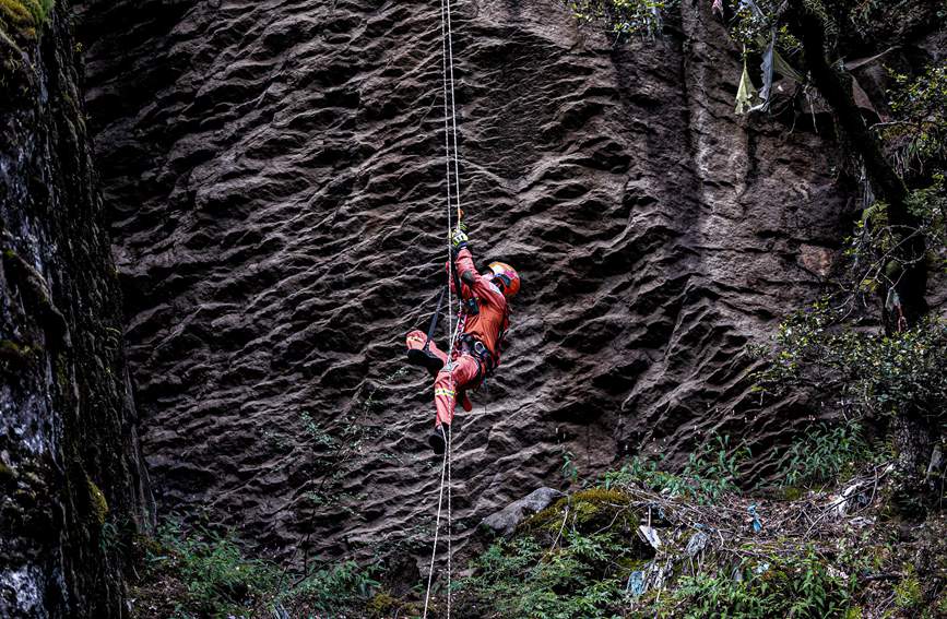救援實(shí)戰(zhàn)訓(xùn)練中，消防員垂直攀爬。西繞拉翁攝