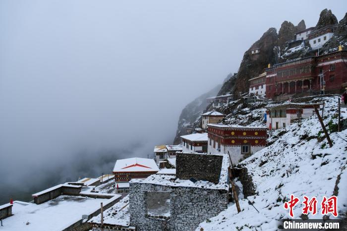 位于孜珠山頂?shù)乃聫R被云霧環(huán)繞，猶如仙境。　江飛波 攝