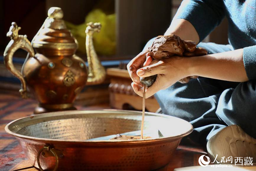 牛角鉆孔，將木泥擠出。人民網(wǎng)記者 次仁羅布攝