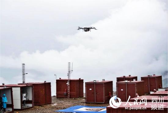 四川甘孜雅江縣引入無(wú)人機(jī)運(yùn)輸，拓寬群眾致富增收新渠道。（圖片由雅江縣委宣傳部提供）