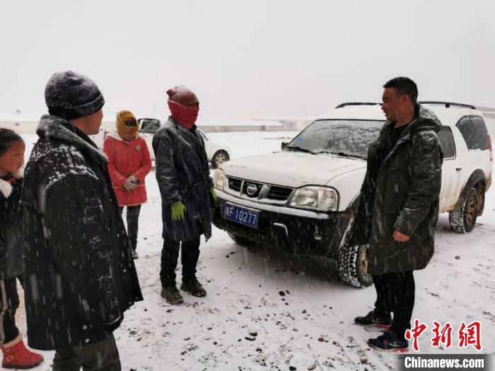 圖為扎西鬧吾(右一)與當(dāng)?shù)啬翍艚徽?。郵儲(chǔ)銀行青海省分行供圖