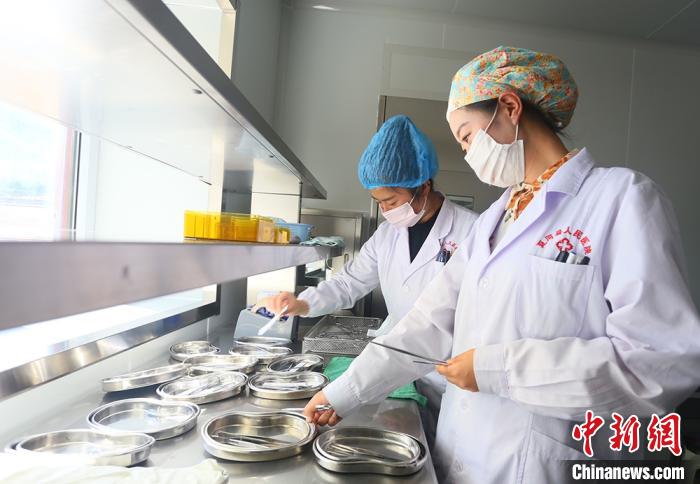 7月下旬，夏河縣人民醫(yī)院醫(yī)生進(jìn)行手術(shù)用具的消毒清潔?！「哒?攝