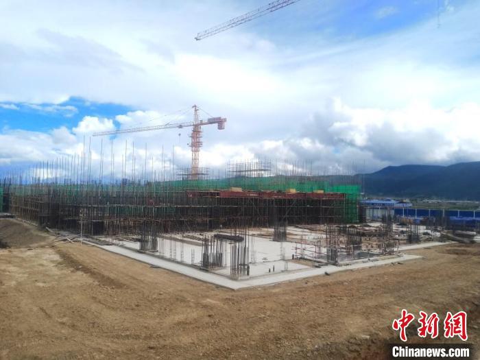 圖為香格里拉站實(shí)現(xiàn)封頂。中國鐵路昆明局集團(tuán)供圖