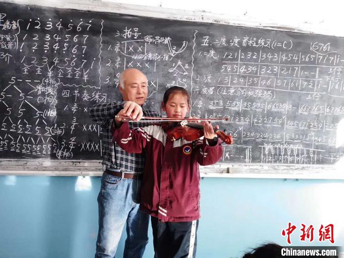 圖為趙興洲教學(xué)生拉小提琴。受訪者提供