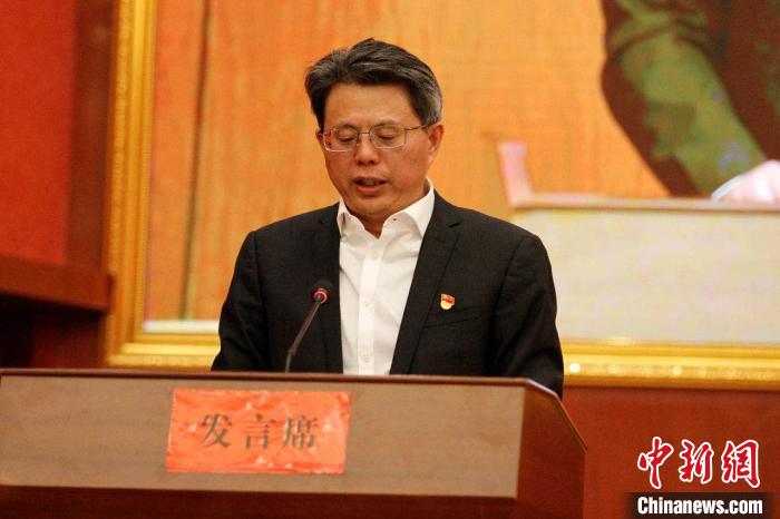 圖為果洛州委常委、副州長、上海市援青聯(lián)絡(luò)組組長馮志勇總結(jié)對口支援十年工作。　果洛州委宣傳部供圖 攝
