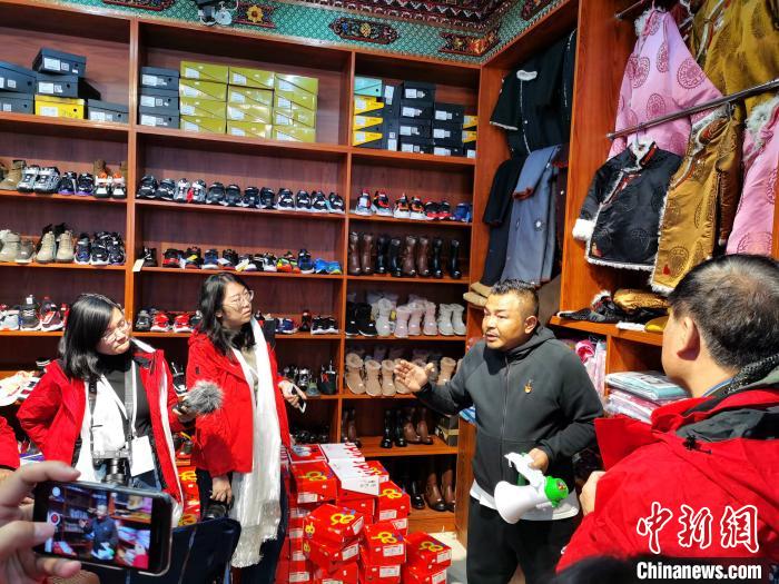 圖為中外媒體在玉樹(shù)州玉樹(shù)市甘達(dá)村采訪(fǎng)?！?zhí)砀?攝