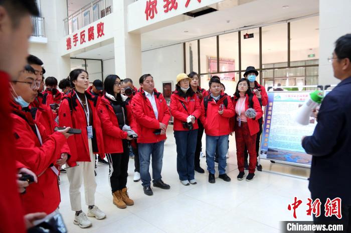 圖為中外媒體采訪三江源國(guó)家公園瀾滄江源園區(qū)生態(tài)保護(hù)成效?！?zhí)砀?攝