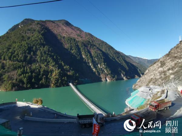 這條單跨353米索道橋，是全國最長的民用重載索道橋，技術(shù)要求高，施工難度極大。僅完成進(jìn)行便道、索道橋施工就用了一年時(shí)間。郭瑩 攝