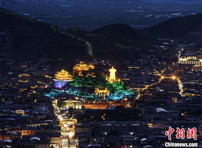 圖為滇藏茶馬古道重鎮(zhèn)獨克宗古城已成為知名旅游景點?！『蜁匝?攝