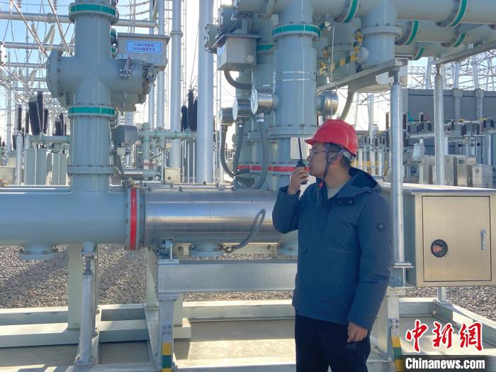 圖為國(guó)網(wǎng)青海檢修公司專業(yè)人員在沙柳變電站驗(yàn)收設(shè)備?！√岂?攝