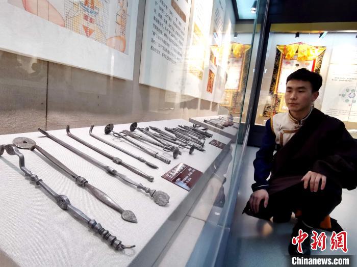 圖為陳展的藏醫(yī)手術(shù)器械。　張?zhí)砀?攝