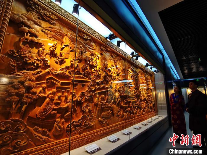 圖為青海大學(xué)民族醫(yī)學(xué)博物館陳展的歷代知名藏醫(yī)浮雕?！?zhí)砀?攝