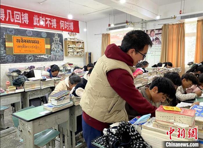 學(xué)生在免費輔導(dǎo)班上課?！∧岈敵?攝