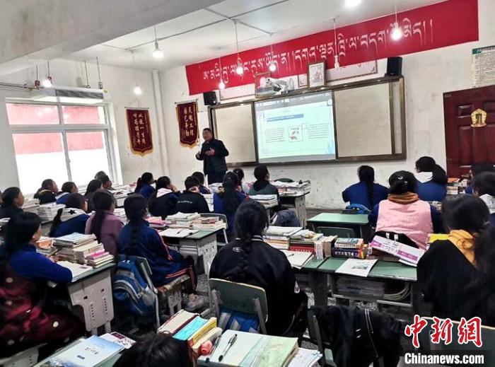 學生在免費輔導班上課。　尼瑪初 攝
