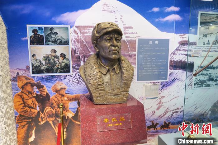 圖為南疆軍區(qū)某合成團(tuán)1連榮譽(yù)室，雕像是進(jìn)藏先遣英雄連總指揮李狄三?！畛坛?攝