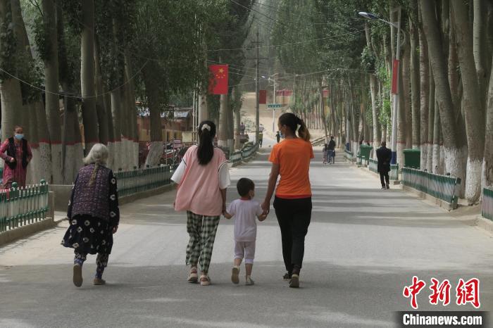 圖為進(jìn)藏先遣英雄連誓師地原址所在的新疆維吾爾自治區(qū)和田地區(qū)于田縣普魯村現(xiàn)貌?！畛坛?攝