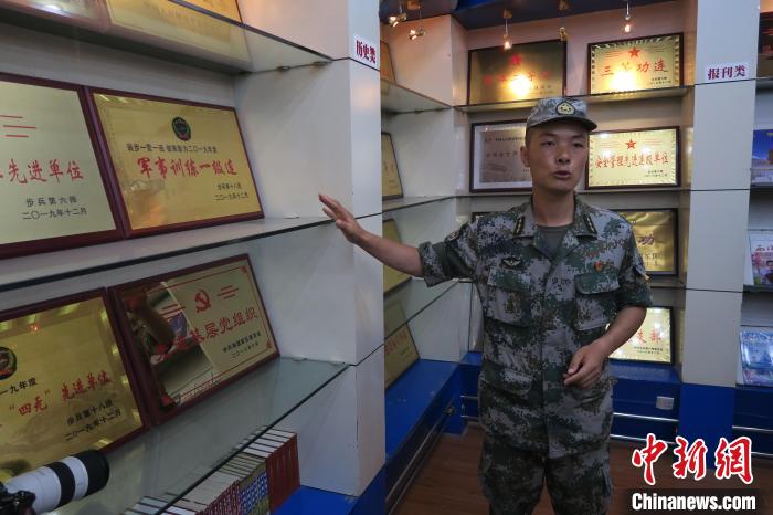 圖為南疆軍區(qū)某合成團(tuán)1連連長齊楠?！畛坛?攝