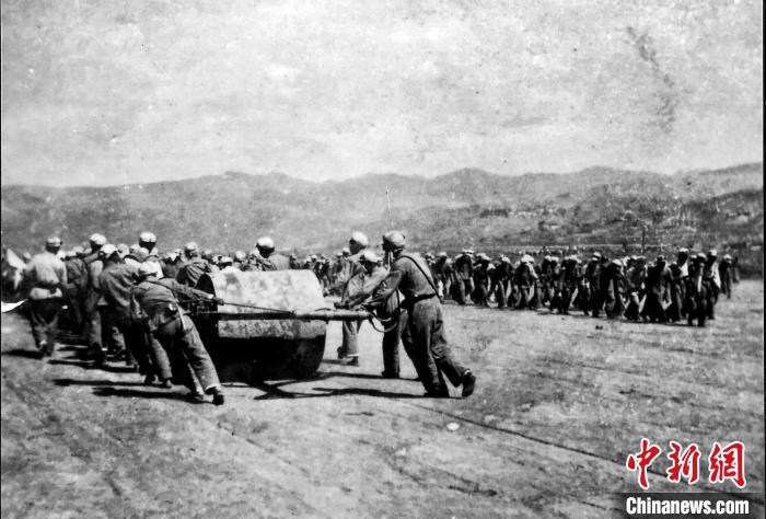 十八軍戰(zhàn)士修建機(jī)場(chǎng)跑道。(歷史圖片由十八軍后代張小康提供，劉炳科翻拍)